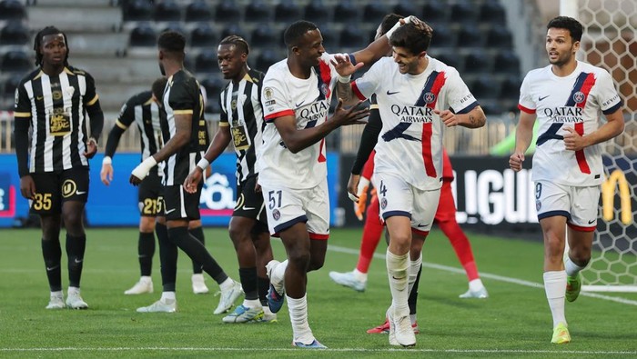 Soccer Football - Ligue 1 - Angers SCO v Paris St Germain - Stade Raymond Kopa, Angers, France - April 25, 2026 Paris St Germains Lucas Beraldo celebrates scoring their third goal with Willian Pacho and Goncalo Ramos REUTERS/Stephane Mahe