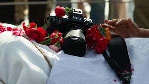 Suasana Haru di Pemakaman Raghu Rai, Kamera Digital Diletakkan di Atas Peti Jenazah