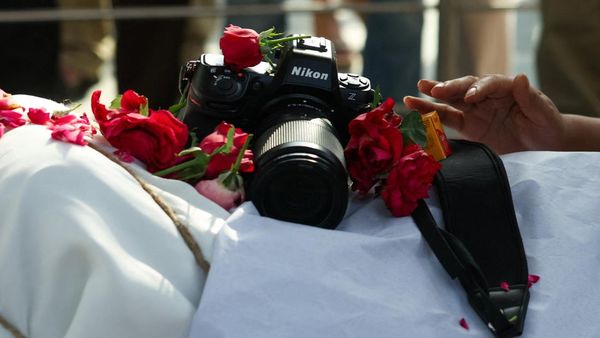 Suasana Haru di Pemakaman Raghu Rai, Kamera Digital Diletakkan di Atas Peti Jenazah