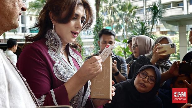 Tamu acara akad nikah El Rumi dan Syifa Hadju mendapatkan souvenir atau cinderamata kepingan emas seberat 0,2 gram dan sebuah botol minum merek Stanley.