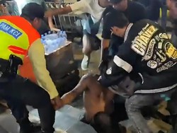 Aksi Pria Palak Ojol dan Banting Gitar Pengamen Berujung Dipukuli