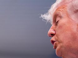 Trump Sebut Blokade Hormuz Untungkan AS, Singgung Bajak Laut
