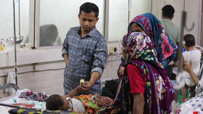 Wabah Campak Children receive treatment at a hospital in Dhaka, Bangladesh, in April 2026, amid a growing measles outbreak. The number of infections and deaths continues to rise across the country, placing increasing pressure on healthcare facilities. (Photo by Sony Ramani/NurPhoto via Getty Images)