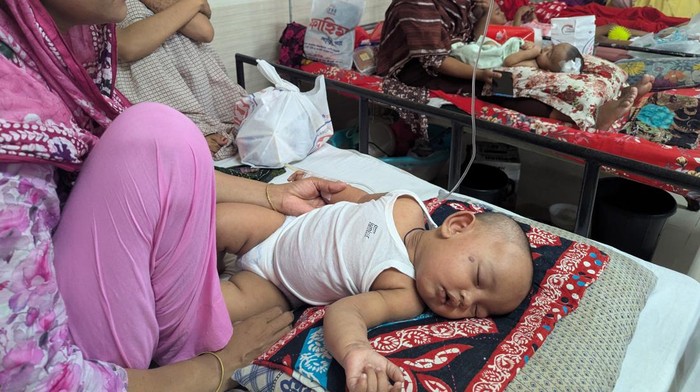 Wabah Campak Children receive treatment at a hospital in Dhaka, Bangladesh, in April 2026, amid a growing measles outbreak. The number of infections and deaths continues to rise across the country, placing increasing pressure on healthcare facilities. (Photo by Sony Ramani/NurPhoto via Getty Images)