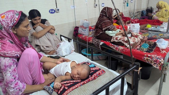 Wabah Campak Children receive treatment at a hospital in Dhaka, Bangladesh, in April 2026, amid a growing measles outbreak. The number of infections and deaths continues to rise across the country, placing increasing pressure on healthcare facilities. (Photo by Sony Ramani/NurPhoto via Getty Images)