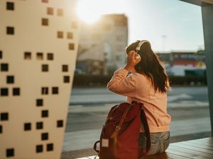 Sering Pentokin Volume Earphone di Tempat Bising? Hati-hati, Ini Bahayanya