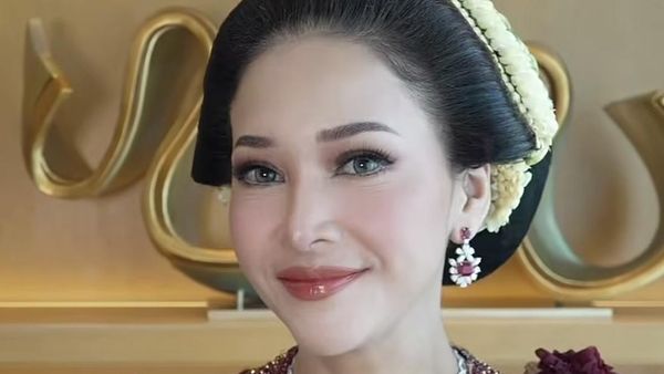 Berbusana Senada, Adu Gaya Maia Estianty-Mulan Jameela di Pernikahan El Rumi