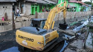 Aksi Alat Berat di Kali Cakung Lama, Lumpur Diangkut Demi Lawan Banjir