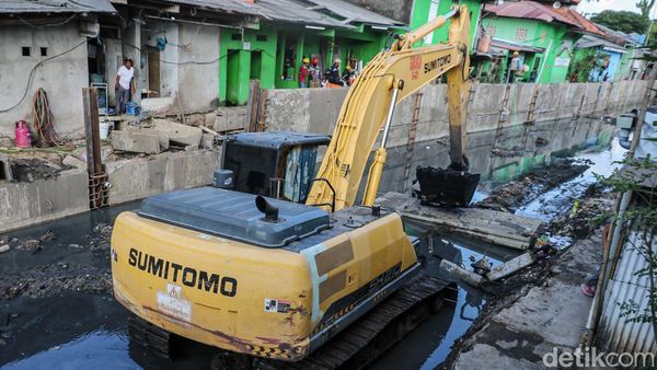 Aksi Alat Berat di Kali Cakung Lama, Lumpur Diangkut Demi Lawan Banjir