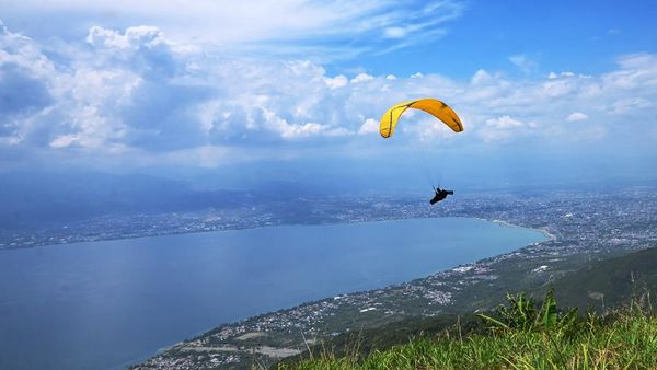 Aksi Terbang Spektakuler di Teluk Palu, Atlet Dunia Unjuk Nyali