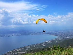 Aksi Terbang Spektakuler di Teluk Palu, Atlet Dunia Unjuk Nyali