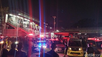 Evakuasi Korban Kecelakaan Kereta, Ambulans Bersiaga di Stasiun Bekasi Timur