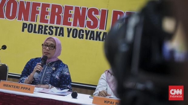 Menteri Pemberdayaan Perempuan dan Perlindungan Anak (PPPA) Arifatul Choiri Fauzi dan Wali Kota Yogyakarta, Hasto Wardoyo hadir saat sesi konferensi pers dugaan kekerasan dan penelantaran anak oleh Little Aresha di Mapolresta Yogyakarta, Senin (27/4)