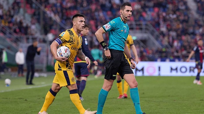 BOLOGNA, ITALY - APRIL 20: Lautaro Martinez of FC Internazionale talks with Andrea Colombo, referee of the match during the Serie A match between Bologna and FC Internazionale at Stadio Renato DallAra on April 20, 2025 in Bologna, Italy. (Photo by E