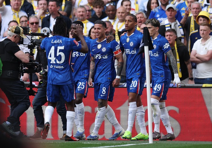 Soccer Football - FA Cup - Semi Final - Chelsea v Leeds United - Wembley Stadium, London, Britain - April 26, 2026 Chelseas Enzo Fernandez celebrates scoring their first goal with teammates REUTERS/Toby Melville