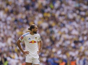 Calvert-Lewin Tarik Rambut Cucurella Tak Kartu Merah? Fans MU Meradang