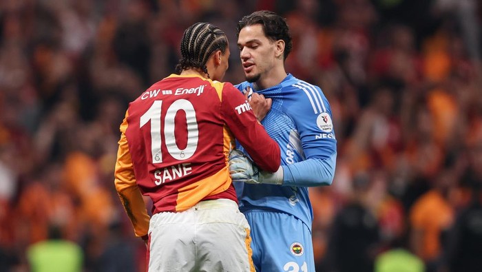 ISTANBUL, TURKEY - APRIL 26: Leroy Sane of Galatasaray confronts with Ederson Moraes of Fenerbahce during the Trendyol Süper Lig match between Galatasaray SK and Fenerbahçe SK at Rams Park Stadium on April 26, 2026 in Istanbul, Turkey. (Photo by Ah