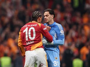 Aksi Ederson di Liga Turki: Kartu Merah, Sikut Layar VAR