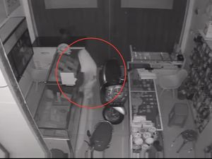 Santri Bobol Konter di Enrekang Terekam CCTV, Gasak HP-Uang Rp 4 Juta