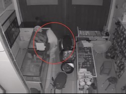 Santri Bobol Konter di Enrekang Terekam CCTV, Gasak HP-Uang Rp 4 Juta