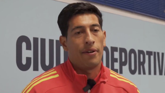 Kiper Real Zaragoza Esteban Andrada jadi sorotan usai menonjok kapten Huesca Jorge Pulido dalam lanjutan divisi 2 Spanyol (Segunda), Minggu (26/4/2026). Pertandingan yang berakhir untuk kemenangan Huesca 1-0 ini diwarnai insiden jelang akhir laga.