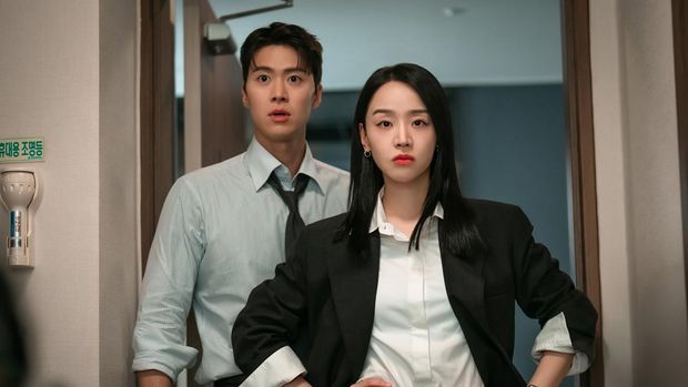 Penampilan Gong Myung dan Shin Hye Sun dalam drama Korea Filing for Love.