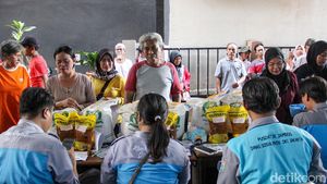 Harga Serba Mahal, Antrean Panjang Warnai Penyaluran Bantuan Pangan