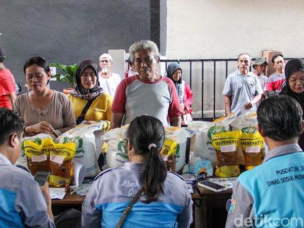 Harga Serba Mahal, Antrean Panjang Warnai Penyaluran Bantuan Pangan