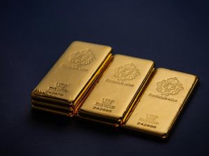 Update Harga Emas Hari Ini 27 April 2026, Antam-Pegadaian Kompak Melemah!