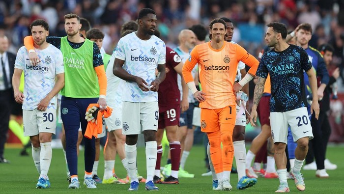 Soccer Football - Serie A - Torino v Inter Milan - Stadio Olimpico Grande Torino, Turin, Italy - April 26, 2026 Inter Milans Hakan Calhanoglu, Marcus Thuram and Yann Sommer react after the match REUTERS/Claudia Greco