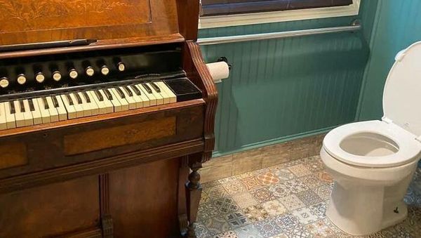 Helikopter-Piano di Toilet, Ini Pajangan Interior Rumah yang Paling Absurd!