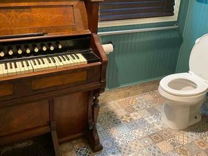 Helikopter-Piano di Toilet, Ini Pajangan Interior Rumah yang Paling Absurd!