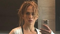 Jennifer Lopez Unggah Foto Saat Nge-gym, Pamer Perut 'Six-Pack' di Usia 56