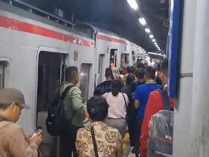 Gerbong KRL Hancur Usai Ditabrak KA Jarak Jauh di Bekasi Timur
