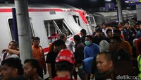Gerbong Kereta Dipotong untuk Selamatkan Korban Tabrakan yang Terjepit