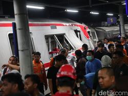 Gerbong Kereta Dipotong untuk Selamatkan Korban Tabrakan yang Terjepit
