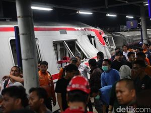 Video: Niat Kabari Suami KRL Delay, Anggita Terlempar Akibat Ditabrak KA