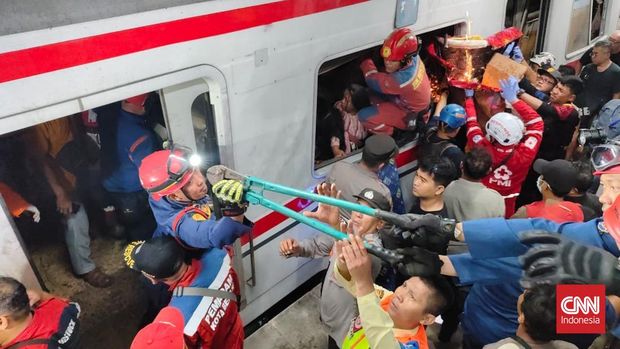 Kereta jarak jauh (KAJJ) dan kereta rel listrik (KRL) Commuter Line tabrakan di Stasiun Bekasi Timur, Jawa Barat, Senin (27/4). (CNN Indonesia/Safir Makki)