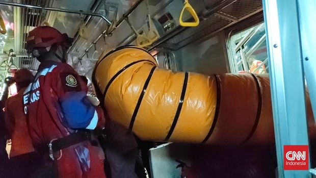 Kereta jarak jauh (KAJJ) Argo Bromo dan kereta rel listrik (KRL) Commuter Line terlibat tabrakan di Stasiun Bekasi Timur, Jawa Barat, Senin (27/4). (CNN Indonesia/Safir Makki)