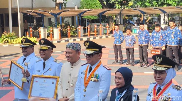 Kemendagri memberi penghargaan ke pemda-pemda atas skor laporan pertimbangan penyelenggaraan daerah. DKI Jakarta mendapat pencapaian skor tertinggi mencapai 3,6762. (Kurniawan/detikcom)