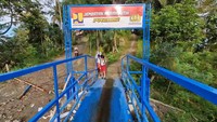 Kisah Siswa Ponorogo Dulu Digendong Guru Kini Punya Jembatan Baru