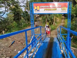 Kisah Siswa Ponorogo Dulu Digendong Guru Kini Punya Jembatan Baru