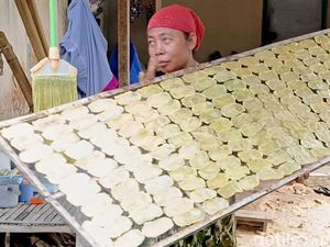 Krupuk Tette Khas Pamekasan, Tradisi Tumbuk Singkong yang Jadi Sumber Penghasilan Warga