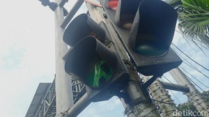 Viral Traffic Light KBS Leleh gegara Panasnya Surabaya, Benarkah?