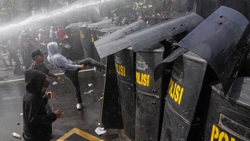 Massa Coba Jebol Barikade, Simulasi Demo Anarkis di Semarang Memanas