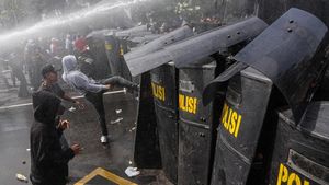 Massa Coba Jebol Barikade, Simulasi Demo Anarkis di Semarang Memanas