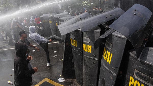 Massa Coba Jebol Barikade, Simulasi Demo Anarkis di Semarang Memanas