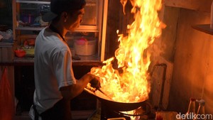 Menikmati Nasgor UGD Racikan Chef di Surabaya