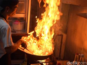 Menikmati Nasgor UGD Racikan Chef di Surabaya