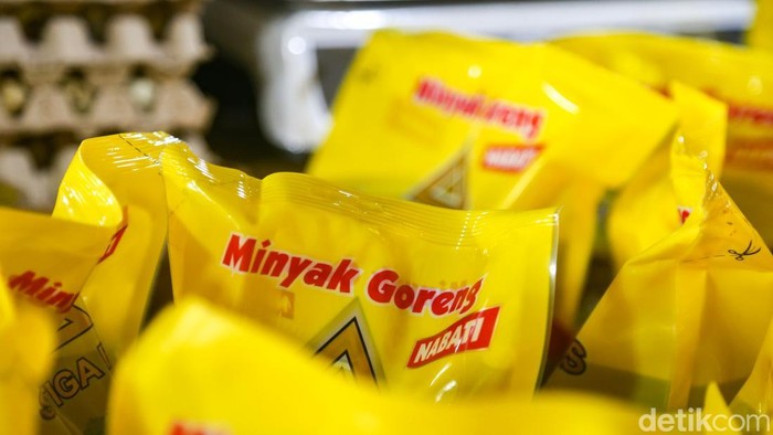 Harga minyak goreng bungkusan di pasar domestik kembali menunjukkan tren kenaikan dan sekarang menembus kisaran Rp23 ribu per liter. Kondisi ini terpantau di sejumlah pasar tradisional, termasuk di area Ciputat, Tangerang Selatan, Banten, pada Senin (27/4/2026), di mana para pedagang menjual minyak goreng bungkusan dengan nilai nan semakin tinggi dibandingkan pekan sebelumnya.